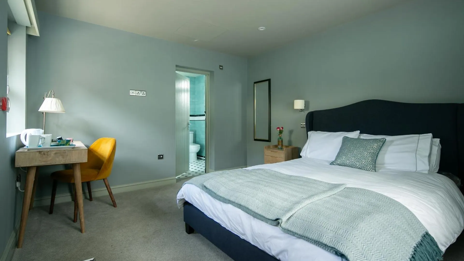 The Cowdray Arms Bed and Breakfast Worth   Worth (West Sussex)