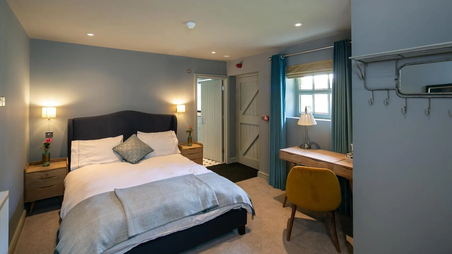 The Cowdray Arms Bed and Breakfast Worth