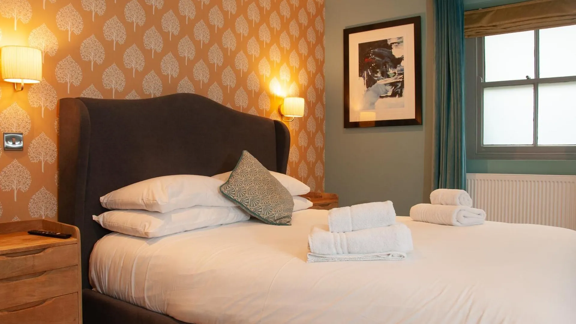 The Cowdray Arms Bed and Breakfast Worth  2*, Worth (West Sussex)