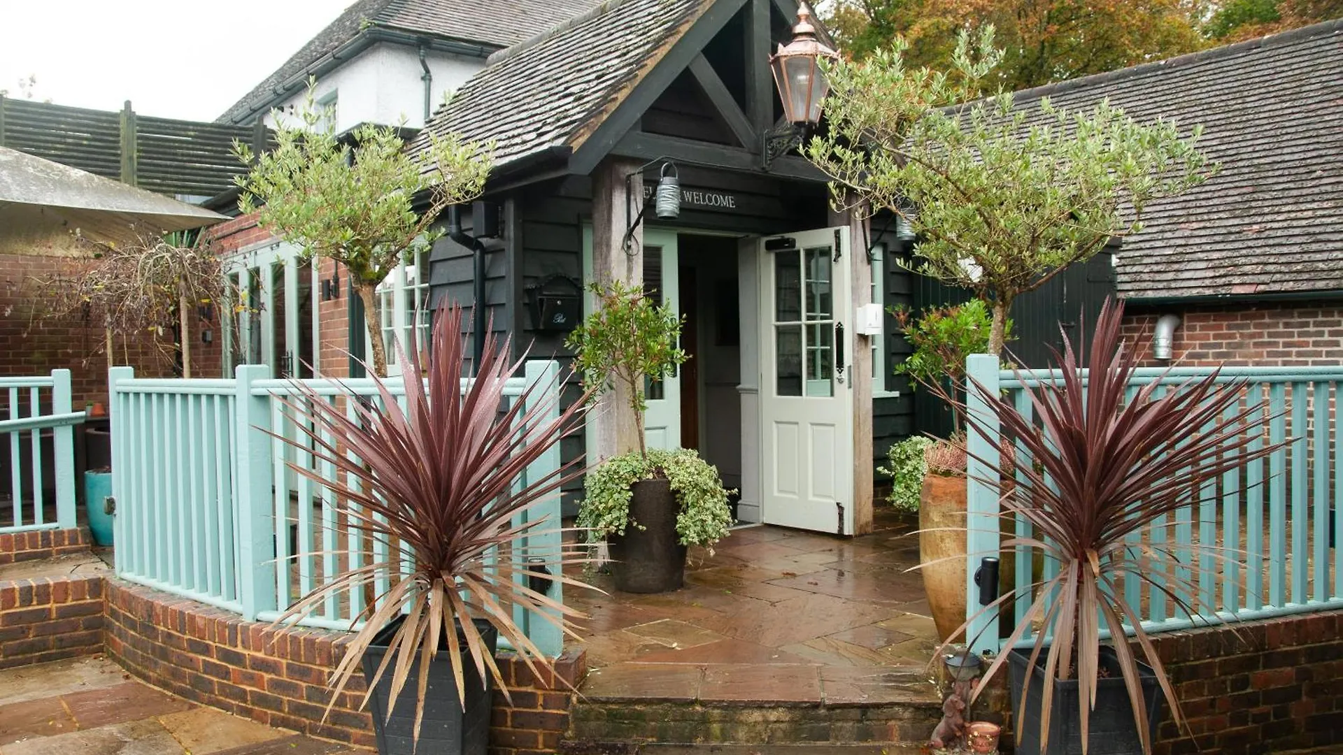 The Cowdray Arms Bed and Breakfast Worth